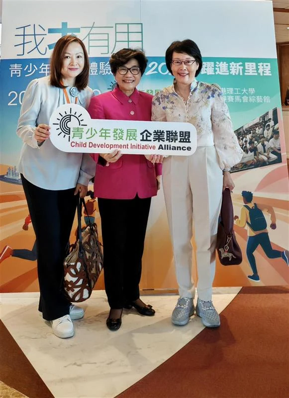 Three participants holding the CDIA sign at the Y-WE 2026 ceremony